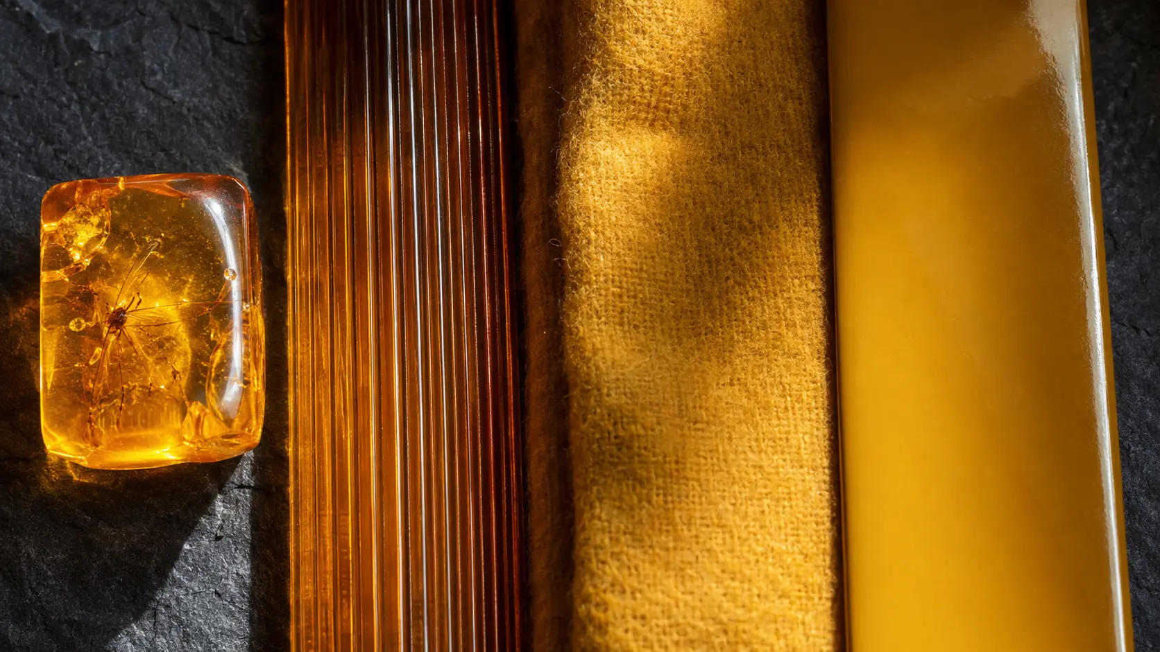 Étude de matières ambres : résine translucide, verre côtelé, laine mate et laque brillante