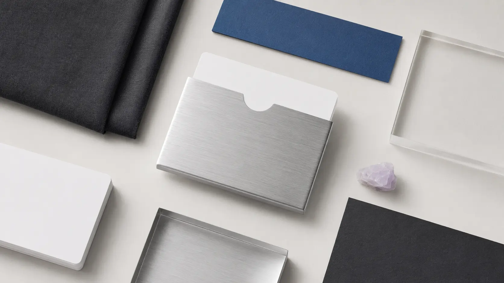 Palette d’application argent avec étui métallique brossé, papier blanc, bleu cobalt, charbon et lilas pâle