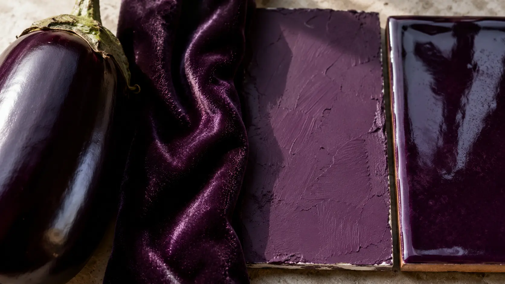 Étude de matières aubergines : peau du fruit, velours, peinture minérale et céramique émaillée