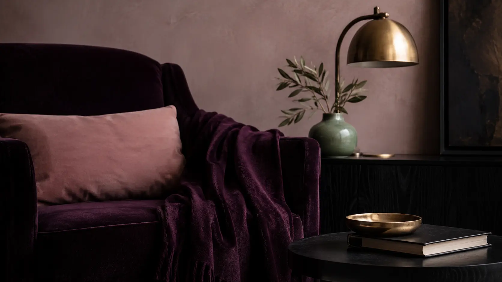 Coin lecture en velours aubergine avec rose poudré, céramique sauge, laiton et bois noir