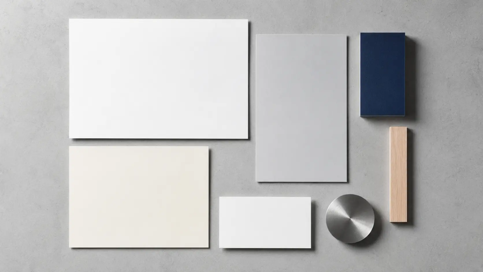 Palette d’application blanche avec papiers blanc pur, blanc cassé et gris perle, bleu encre, bois blond et acier