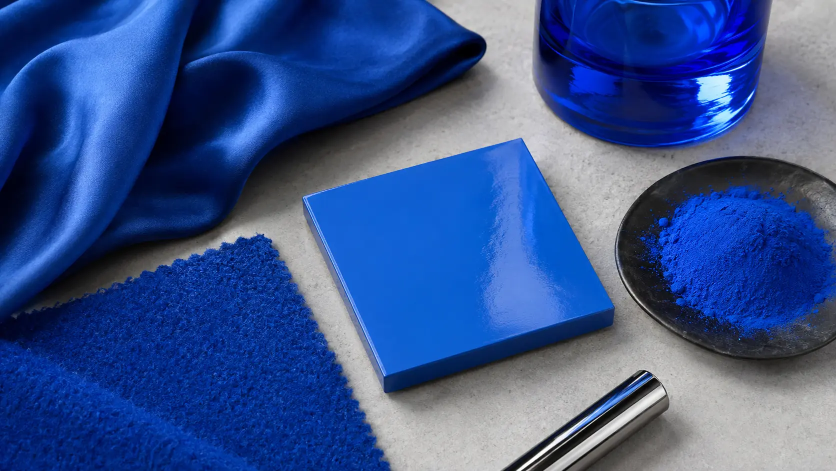Étude bleu roi réunissant soie, laine, laque brillante, verre teinté et pigment sous une lumière contrôlée