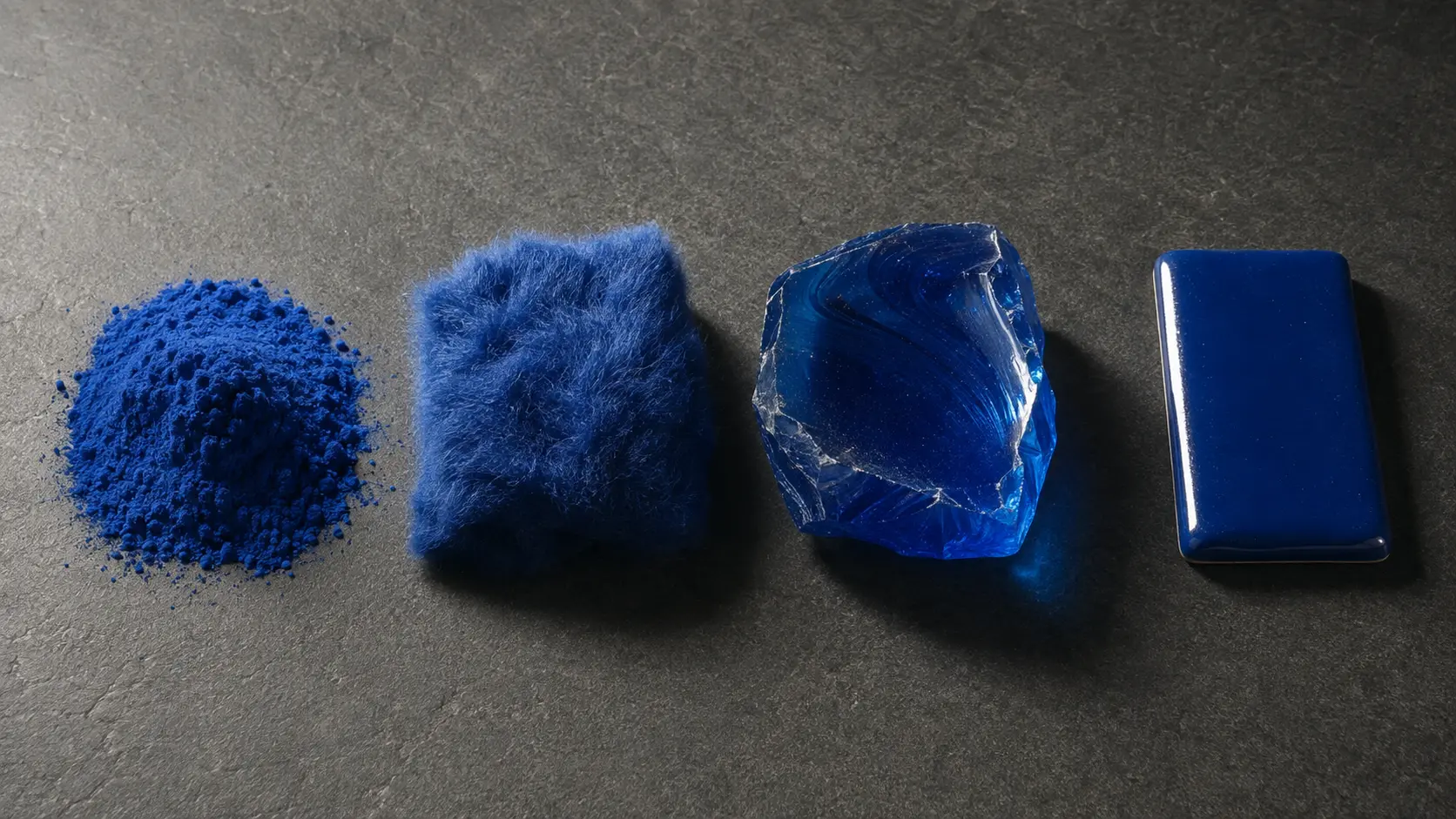 Étude de matières bleues : pigment en poudre, laine dense, verre cobalt et émail brillant