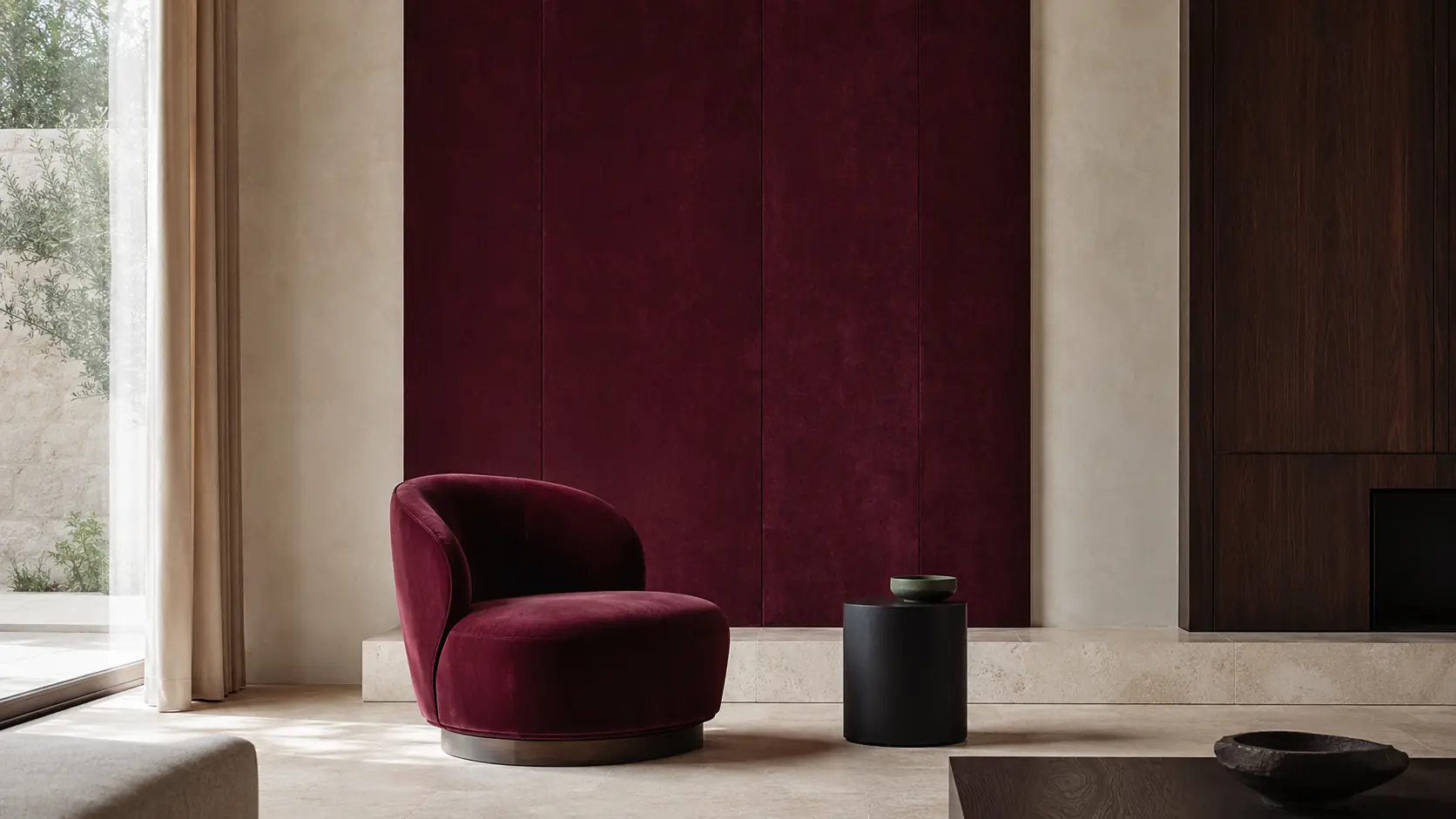 Intérieur contemporain avec grand panneau et fauteuil en velours lie-de-vin, murs ivoire, pierre calcaire claire, noyer, détails noir encre et petit accent vert patiné