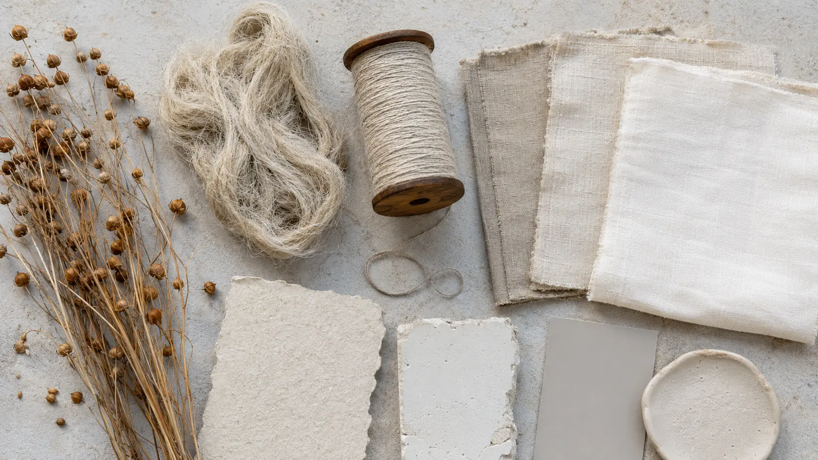 Étude de matières lin réunissant tiges et capsules de lin séchées, fibres brutes, fil sur bobine, toiles écrue, lavée et blanchie, papier de lin, enduit à la chaux