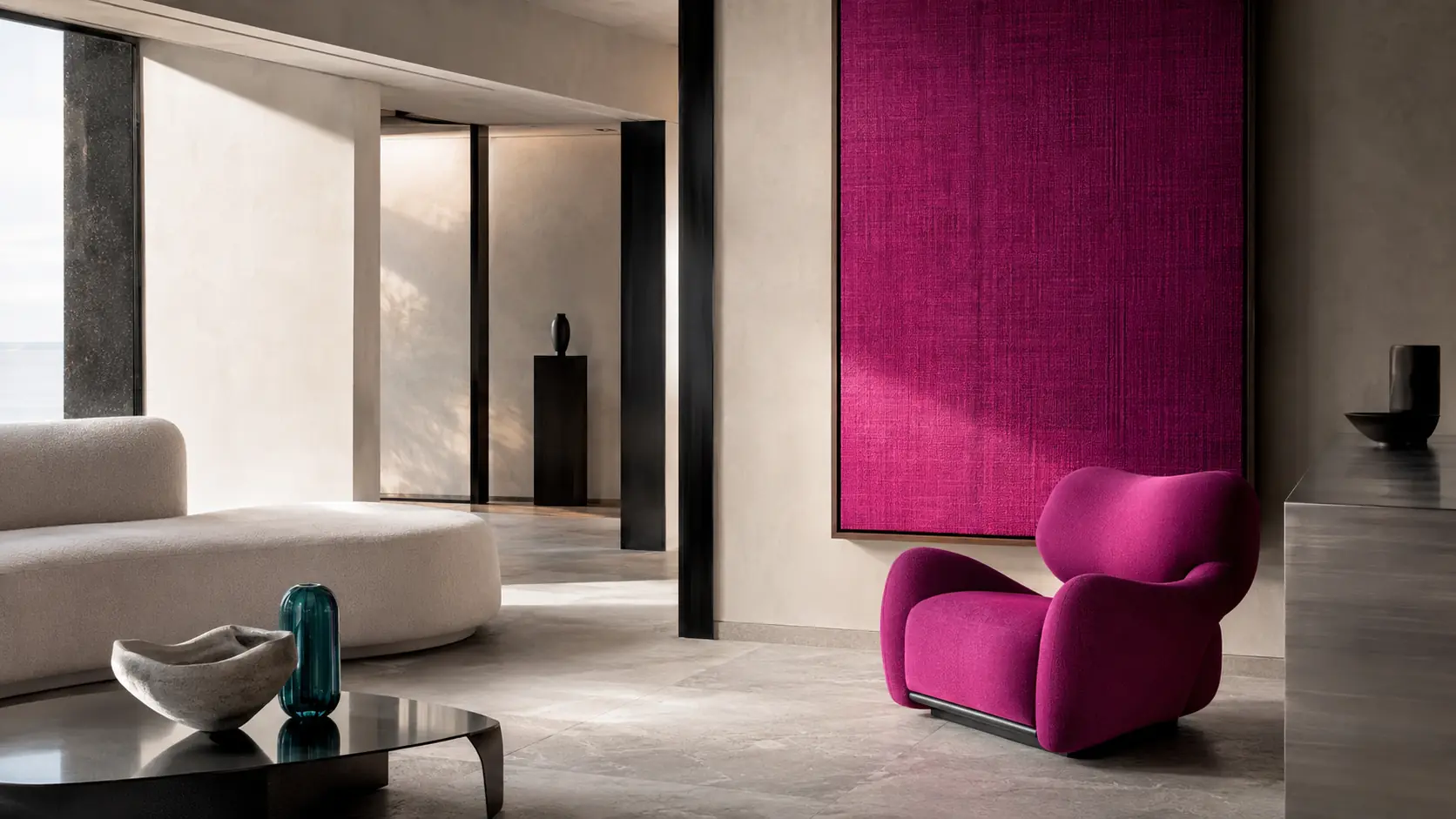 Intérieur contemporain avec grand panneau textile magenta, fauteuil sculptural magenta, murs minéraux blanc froid, détails noir encre, métal brossé et petit vase bleu pétrole