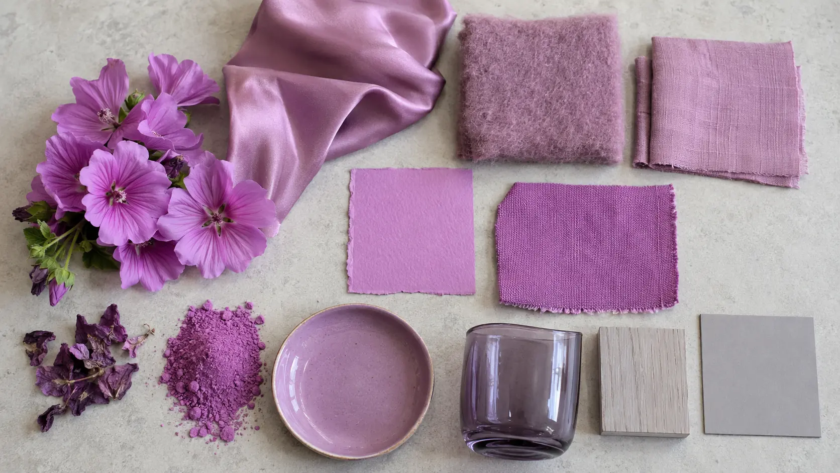 Étude de matières mauve réunissant fleurs de mauve fraîches et pétales secs, soie, laine, lin, coton, papier mat, pigment mauve, céramique émaillée, verre violet grisé