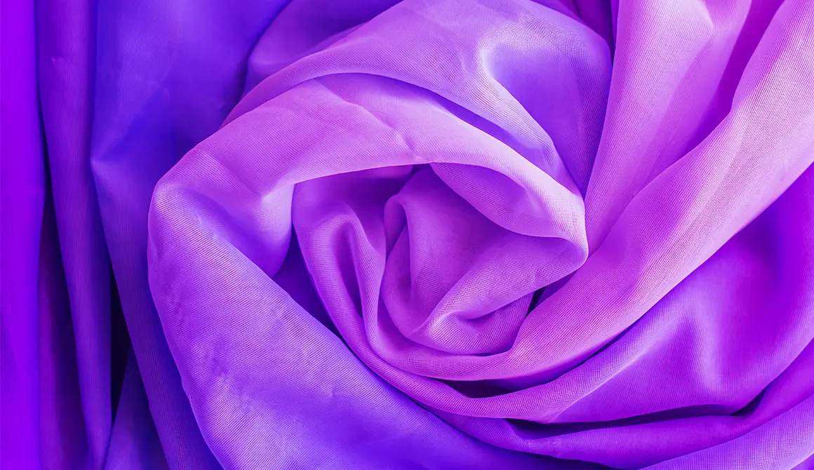 Plis de textile indigo révélant les variations de lumière